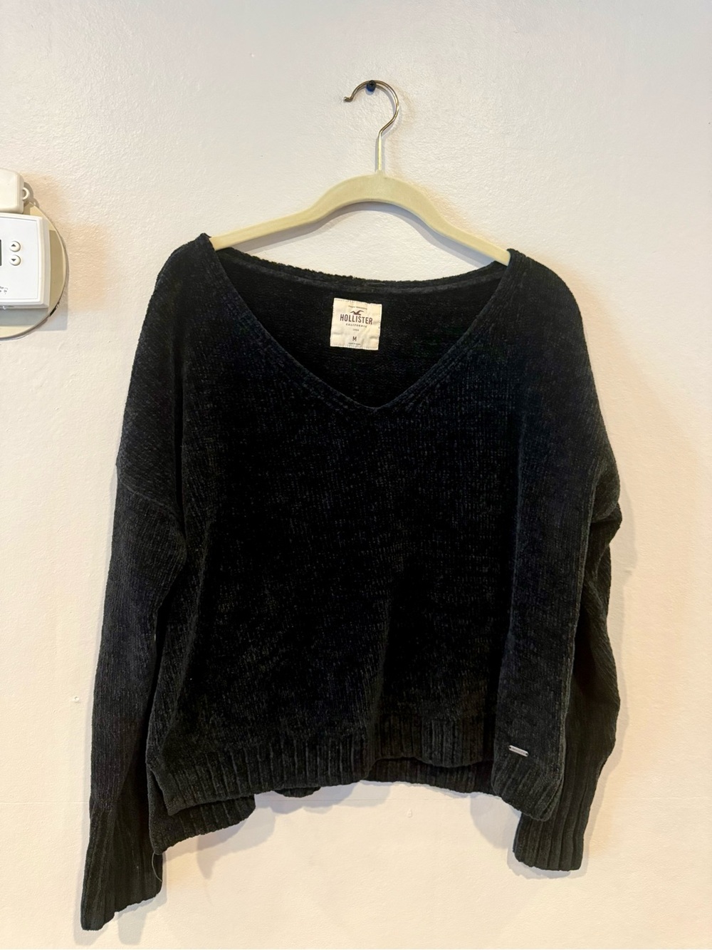 Hollister Women's Black V-Neck Knit Sweater